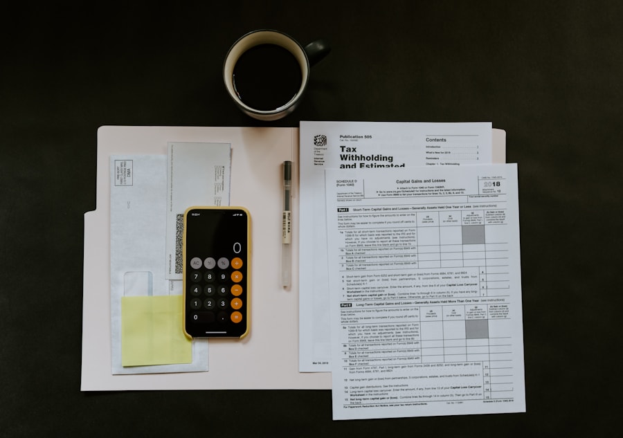 Professionnel concentré sur des documents financiers dans un bureau moderne.