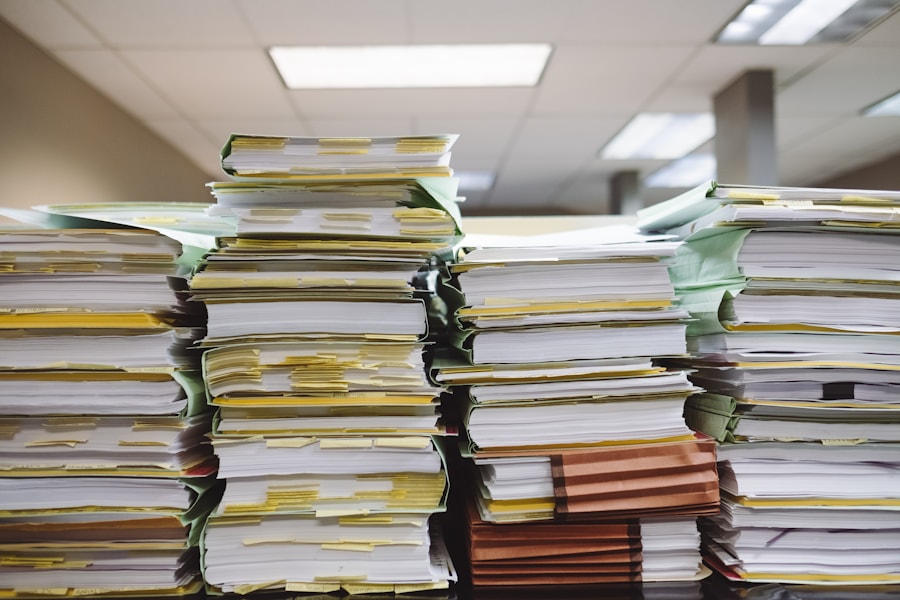 Gestionnaire étudiant des documents avec un ballon de rugby en arrière-plan.