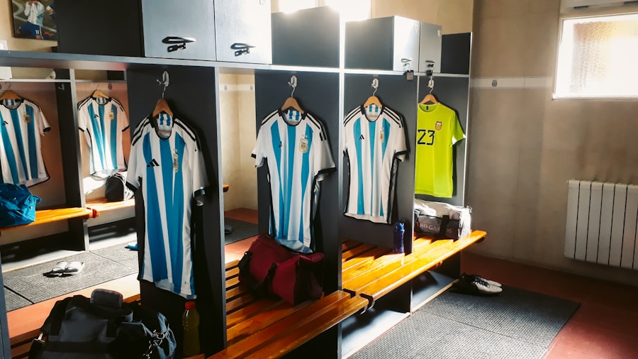 Responsable intendance organisant des maillots et équipements de rugby.