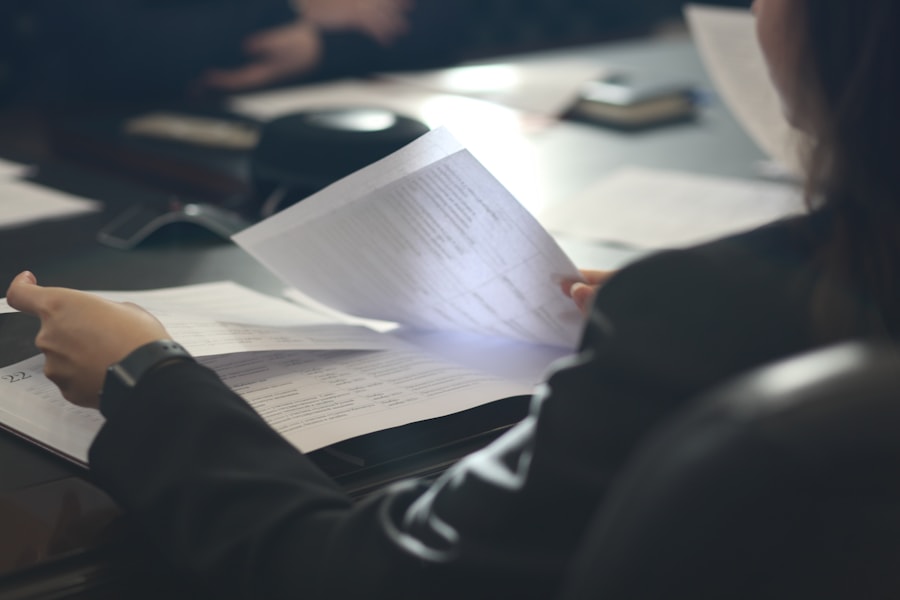 Professionnel du droit relisant des contrats dans un bureau.