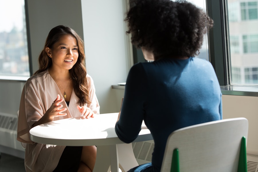 Responsable RH recevant une candidate dans un espace professionnel.